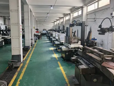 Оборудование электроэрозионной резки в цехе